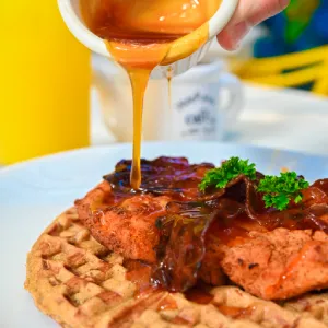 Chicken'n'Waffle con bacon caramelizado