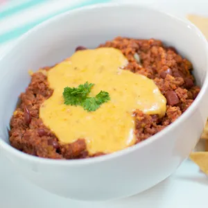 Chilli de carne acompañado de chips