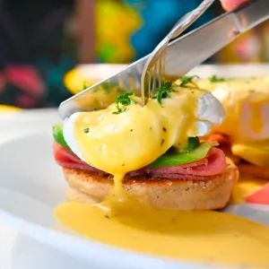 Huevos Benedictinos con papas salteadas